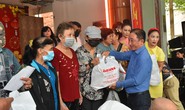 Mai Vàng nhân ái trao quà Tết cho văn nghệ sĩ, công nhân hậu đài