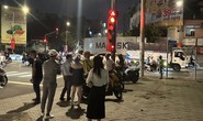 Thấy cô gái bị CSGT lập biên bản, nhóm thanh niên có phản ứng bất ngờ