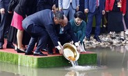 Chủ tịch nước Nguyễn Xuân Phúc và Phu nhân cùng kiều bào thả cá chép tiễn ông Táo