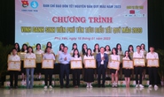 Báo Người Lao Động trao 50 suất học bổng trị giá 100 triệu đồng cho học sinh nghèo Phú Yên