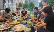 Hình ảnh cư dân chung cư quây quần gói bánh chưng đón Tết