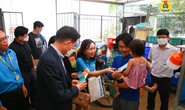 Anh công nhân bật khóc khi giám đốc nước ngoài đến thăm, chúc Tết