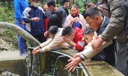 CLIP: Ngàn người đổ về ngôi đền Thiêng dưới chân núi Nưa xin nước thánh