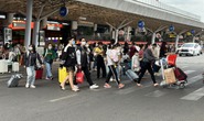Sân bay đông đúc, bến xe nhàn tản