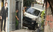 TP HCM: Xe tải gây 2 vụ tai nạn liên tiếp rồi lao vào nhà người dân