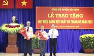 Ông Nguyễn Văn Hiếu trao Huy hiệu Đảng cho đảng viên