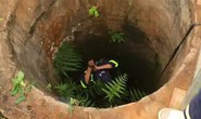 Người đàn ông rơi xuống giếng sâu 25 m, đường kính 50 cm được cứu sống