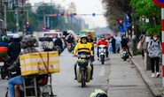 Người và xe thản nhiên đi ngược chiều, cắt mặt ôtô