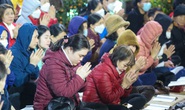 Người dân đổ về chùa Phúc Khánh dâng sao giải hạn trong đêm