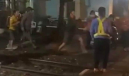 Nhân viên gác chắn tàu bị nhóm thanh niên hành hung