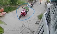 Clip: Đối tượng giật bông tai của người phụ nữ đi xe đạp