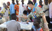 Bệnh viện dã chiến mũ nồi xanh khám bệnh, tặng quà người dân Nam Sudan