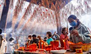 TP HCM: Xếp hàng đánh chuông, thắp hương cầu bình an rằm tháng Giêng