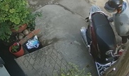 Clip: Vào nhà vắt cam, người phụ nữ mất xe 80 triệu