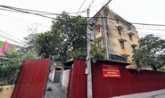 Lập hàng rào tôn quây kín một chung cư cấp độ D ở Hà Nội