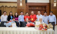 Mai Vàng tri ân tặng quà 2 nghệ sĩ ở Quảng Trị