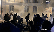 Đụng vào cải cách hưu trí, Paris nghẹt thở vì rác, biểu tình bạo lực