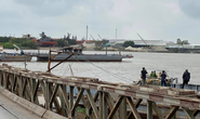 Tàu Việt Á 3.000 tấn va trụ cầu, nhân viên điều hành cầu phao rơi xuống sông mất tích