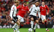 Trọng tài hại Fulham, Man United thoát hiểm ở tứ kết FA Cup