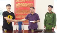 Rút tiền cây ATM, nam thanh niên phát hiện gần 100 triệu đồng rơi vãi trong cabin