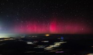 Cầu lửa tàng hình va chạm, bầu trời Mỹ đổi màu hồng, NASA cũng bó tay