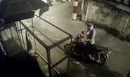 CLIP: Vào nhà ở Gò Vấp trộm cả xe máy hỏng, bơi chân tẩu thoát