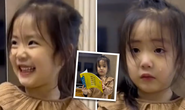 Mở “món quà bất ngờ” từ bố, bé gái háo hức rồi bật khóc nức nở