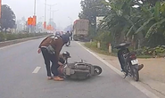 Đuổi theo tên cướp điện thoại, cô gái trẻ đi xe máy ngã ra đường bị thương