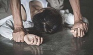 Bé gái 14 tuổi bị 2 nam thanh niên đưa vào nhà nghỉ xâm hại tình dục