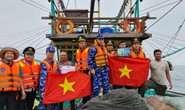 Trao 2.000 lá cờ Tổ quốc cho ngư dân trên biển