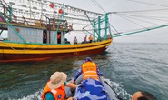 Vượt trùng khơi trao cờ Tổ quốc tận tay ngư dân