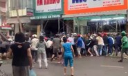 CLIP: Cây đổ đè 1 phụ nữ, người dân xúm lại giải cứu