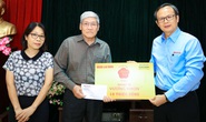 Mai Vàng tri ân tặng quà nhạc sĩ Vương Khon và nhà văn Huỳnh Nguyên tại Lai Châu