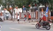 Xôn xao clip nhóm thanh niên cầm “rựa” đi thẳng vào trụ sở xã ở Phú Quốc