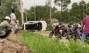 Ôtô lao lên vỉa hè, tông cây xanh bật gốc rồi nhào lộn