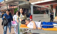 Xúc động hình ảnh Giám đốc Sở Giáo dục đào tạo Quảng Trị đưa thí sinh bị tai nạn vào phòng thi