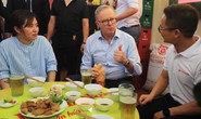 Thủ tướng Úc uống bia hơi với đậu rán, lạc luộc