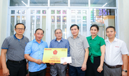 Mai Vàng tri ân tặng quà nhà văn Hà Thị Cẩm Anh, nhạc sĩ Đồng Tâm