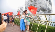 Khách thích thú với hình ảnh cờ Tổ quốc tung bay ở cầu Vàng - Đà Nẵng