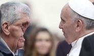 Giáo hoàng Francis ôm hôn người không mặt