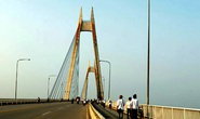 Thất tình, hôm trước tự tử hôm sau nhảy cầu Bính quyên sinh