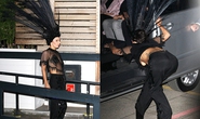 Lady Gaga “chật vật” với mũ lông công
