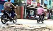 Nắp cống cao hơn mặt đường. 