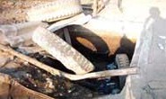 Lấy vỏ xe đậy nắp cống.