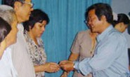 Phát 500 thẻ BHYT tự nguyện cho người nghèo
