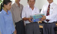 Tặng máy vi tính, sách tin học cho thư viện văn hóa
