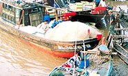 Xăng, dầu tăng giá, tàu cá... nằm bờ