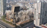Bị bỏ hoang 14 năm, tòa tháp 16 tầng tự sụp đổ