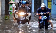 Đường phố Hà Nội tắc nghẽn vì mưa ngập