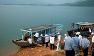 Thuyền kiểm lâm chở “chui” khách dạo hồ Phú Ninh
